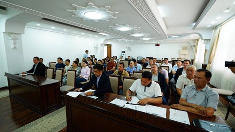 Қәўендерликке алынған жаслар менен ушырасты