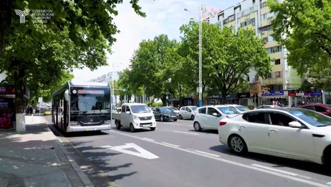 Автобуслар ушын ажыратылған полосасы бар жолдан транспорт қуралларының ҳәрекетлениўи жәриймаға себеп болады