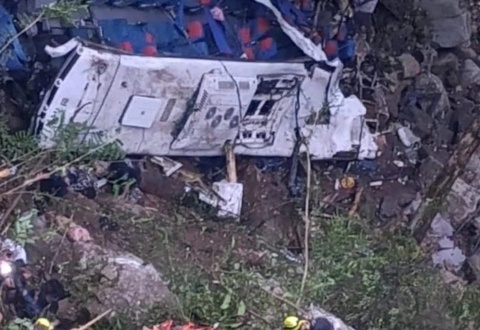 Kolumbiyada maktab avtobusi jarlikka tushib ketdi, 16 kishi halok bo'ldi