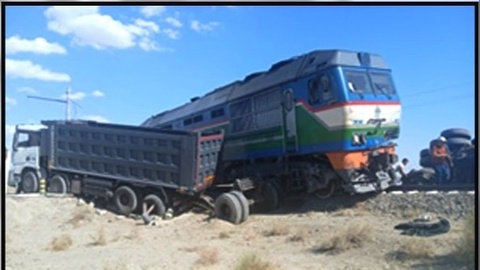 Йўловчи поезди ва юк машинаси иштирокида йўл-транспорт ҳодисаси содир бўлди