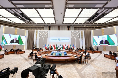 Prezidentimiz Shavkat Mirziyoyev Iqtisodiy hamkorlik tashkilotining 16-sammitida nutq soʻzlamoqda