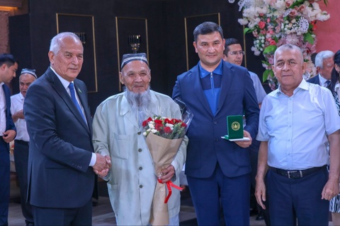 Фарғонада меҳнат фахрийларига “Меҳнат фахрийси” кўкрак нишони топширилди