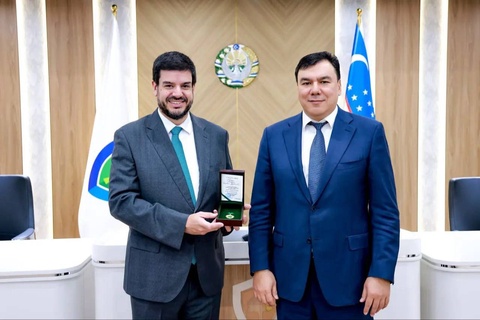 Глава Euronews удостоен нагрудного знака «Табиат ҳимоячиси» за вклад в освещение экологических инициатив Узбекистана