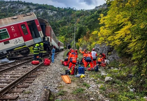 ОАВ: Братислава яқинида икки поезднинг тўқнашиб кетиши оқибатида тахминан 30 киши жароҳат олди