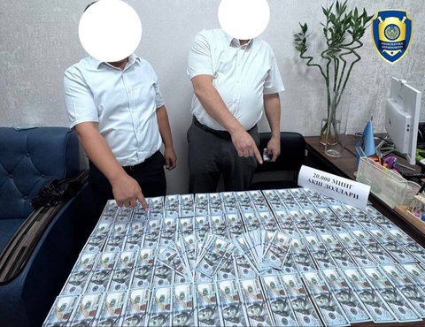 В Зангиатинском районе задержаны трое граждан при получении 20 тысяч долларов от предпринимателя