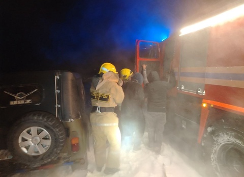 FVV қутқарувчилари қор бўронида йўлда қолган фуқароларни қутқарди