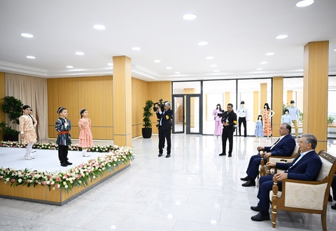 Президенты Узбекистана и Таджикистана посетили современное текстильное предприятие