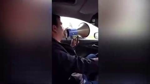 Наманганда мегaфондан фойдаланган ҳайдовчи 1,5 йилга “права”сидан маҳрум этилди