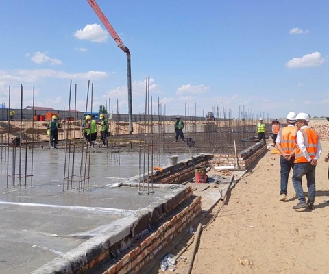 Қурылыс жумысларының барысы қатаң қадағалаўда