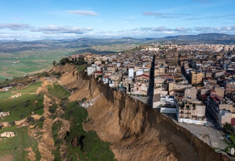 Sitsiliyadagi Nishemi shahari ko'chki tufayli “jar yoqasiga kelib qoldi”