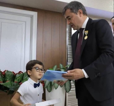 Министр энергетики вручил подарок Президента 6-летнему будущему энергетику