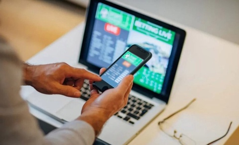 МЧЖ ҳисобчиси раҳбарининг пулларини  онлайн қиморга тикиб юборди