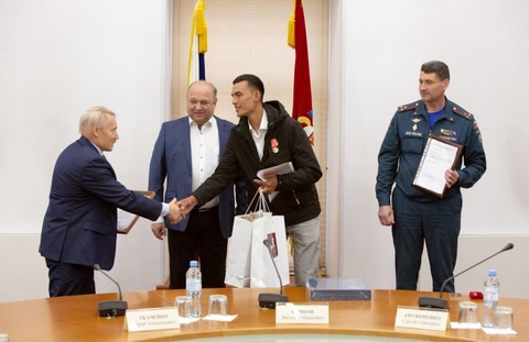 Өзбекстандық Ойбек Эштемиров Мәскеуде екі адамды өрттен аман алып қалды