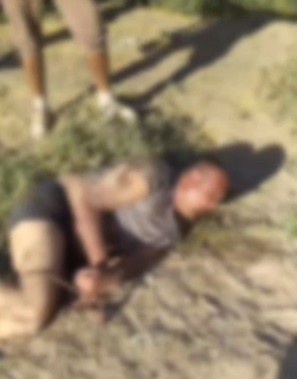 Боғдан олма ўғирлаган болаларни урган эркак уларнинг ҳолига тушди