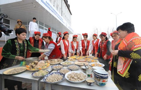 Talabalar “Joʻxori gurtuk kuni“ni koʻtarinki kayfiyatda nishonladilar