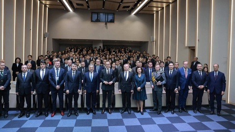 Президенти Финландия Александр Стубб аз Донишгоҳи иқтисодиёти ҷаҳонӣ ва дипломатия дидан кард