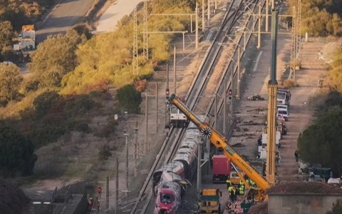 Испанияда яна поезд ҳалокатга учради: жароҳатланганлар бор