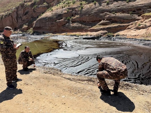 Экологи изучают ситуацию с попаданием жидкости с нефтяной примесью в реку в Сурхандарьинской области