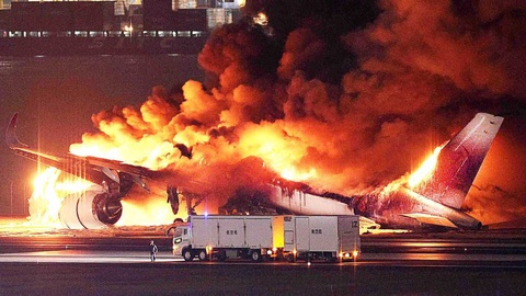 Токио әуежайында ұшақтар соқтығысты: бес адам қаза тапты