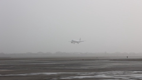 Тошкент халқаро аэропорти ноқулай об-ҳаво шароити туфайли фаолиятини чеклади