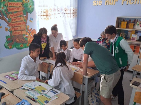 Германиялық оқушылар Бұхара қаласындағы 4-ИДУМ-да білім алуда