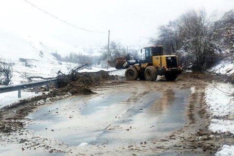 Бўстонлиқда лой кўчкиси содир бўлган йўлда автотранспорт ҳаракати тикланди