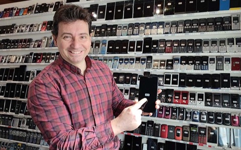 Ispaniyalik Vens Palau Fernandes eng katta mobil telefonlar kolleksiyasi egasi sifatida rekord o'rnatdi