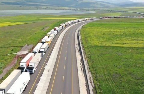 Transport vazirligi Qozogʻiston orqali tranzit harakatlanayotgan haydovchilarga murojaat qildi