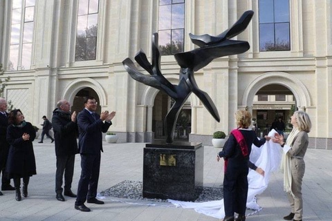 Дар Самарқанд муҷассамаи «Дарахти сулҳ» гузошта шуд