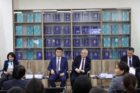 Посольство Китая передало 800 книг Дому прав человека