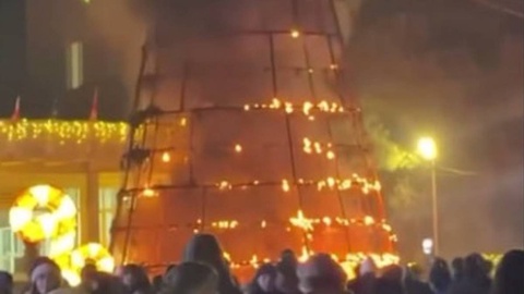 Gruziyada yangi yil archasi yonib ketdi