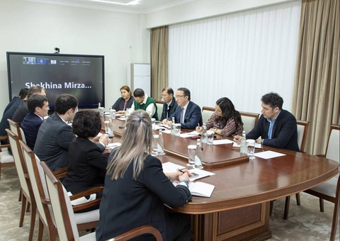 Ӯзбекистон ва БОР масъалаи сохтмон ва навсозии роҳҳои автомобилгарди аҳамияти минтақавӣ, инчунин рушди барномаи зудҳаракатии электрониро баррасӣ карданд