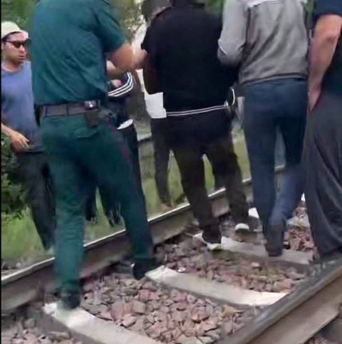 В Ферганской области поезд экстренно остановили из-за человека на железнодорожных путях: пострадавших нет