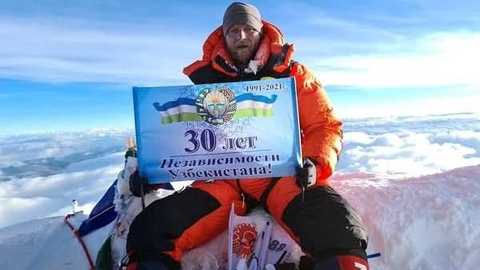 Над высочайшей точкой планеты поднят флаг Узбекистана