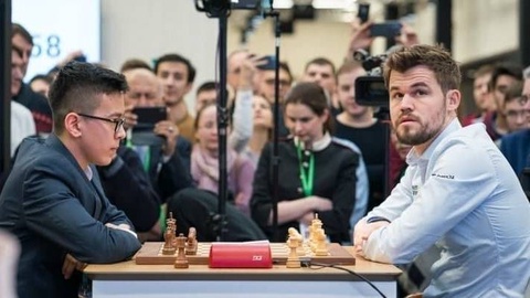 Шатранҷбози 17-солаи ӯзбекистонӣ бар қаҳрамони 5-каратаи ҷаҳон Магнус Карлсен пирӯз шуд