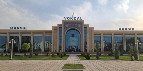 Vokzallar, stansiyalar, razyezdlar nomlari lotin yozuviga asoslangan oʻzbek yozuvida yoziladi