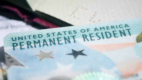 USCIS: для получения грин-карт иностранцы будут обязаны выезжать из США