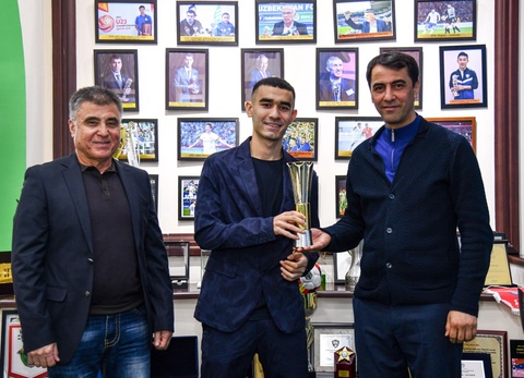 Муҳаммадали Ўринбоевга У-20 Осиё кубогининг “Энг яхши тўпурар“и соврини топширилди