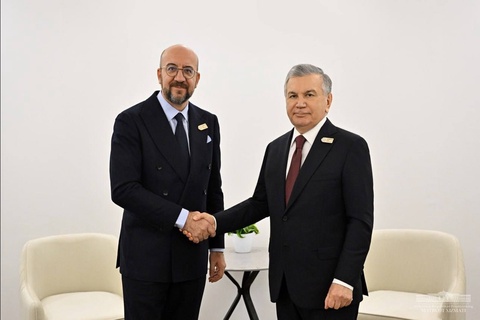 Шавкат Мирзиёев Баку қаласында Шарль Мишельмен кездесті