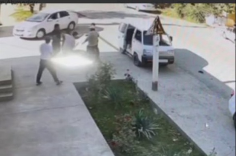 Жиззахда ака-ука 18 ёшли маҳалладошини калтаклади