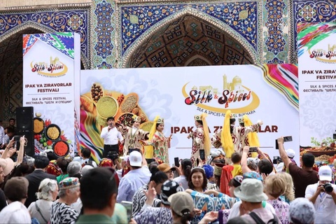 Фестивали XXI анъанавии байналмилалии «Абрешим ва зираворӣ» дар шаҳри Бухоро баргузор гардид