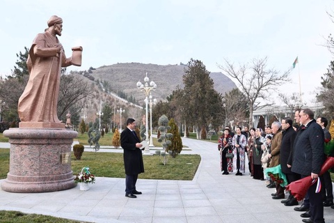 Накануне дня рождения Алишера Навои в Ашхабаде возложили цветы к его памятнику