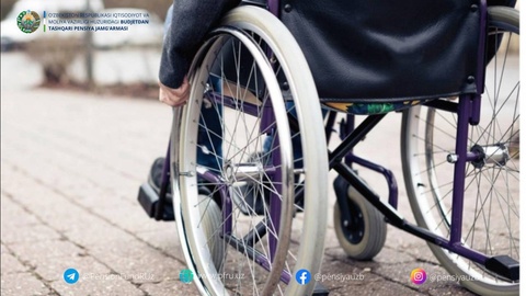 What length of service is required to grant pensions to people with disabilities in groups I and II due to a common illness?