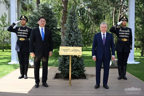 Президенты Узбекистана и Монголии посадили дерево на Аллее почетных гостей