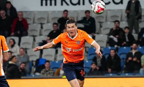 Дубль Элдора Шомуродова помог «Истанбулу Башакшехир» победить «Касымпашу»