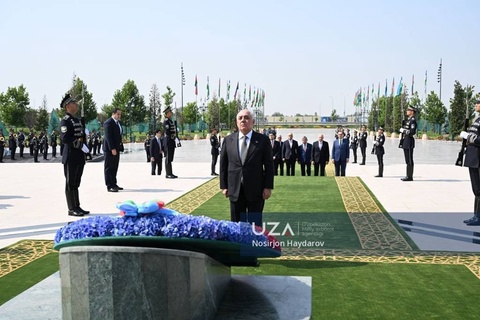 Әзербайжан Бас министри Ғәрезсизлик монументине гүл қойды