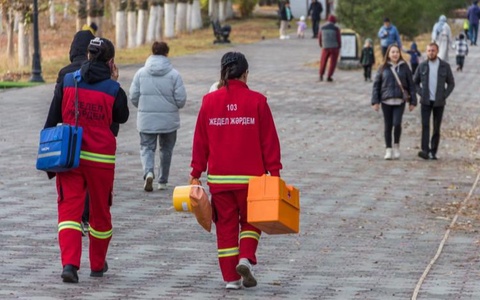 Qozog'istonda tibbiyot xodimlariga zo'ravonlik 12 yilgacha qamoq jazosiga sabab bo'ladi