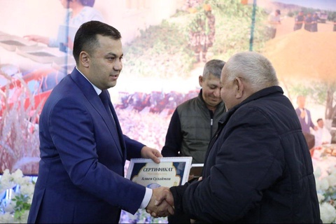 Тақдими роҳхатҳо барои анҷом додани зиёрати Умра ба 40 намояндаи соҳаи кишоварзии ноҳияи Қизилтеппаи вилояти Навоий