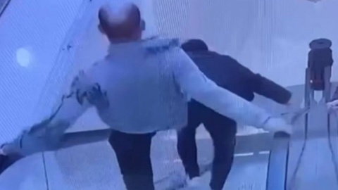 Номаълум шахс эскалаторда тушаётган одамни пастга итариб юборди