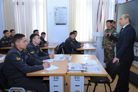 FarDU rektori harbiy taʼlim fakultetida kursantlar bilan uchrashdi